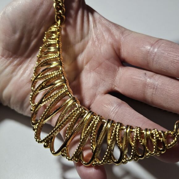 Vintage Avon Gilded Mesh Collar Gold Tone Statement Necklace 16” EUC - Picture 2 of 12